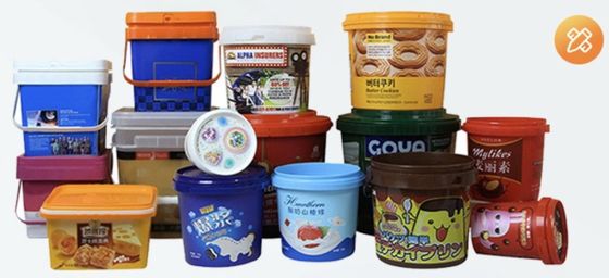 食物 貯蔵 の ため に 蓋 を 備えた 積み重ね られる 白い プラスチック 桶