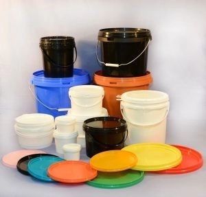 高化学性 積み立てられる 1~25リットルの蓋付きプラスチックバケツ