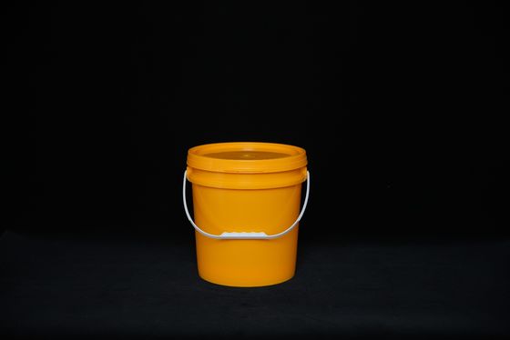食品 の 生産 や 貯蔵 に 用い られる 蓋 を 備えた 耐久 性 の プラスチック の 桶