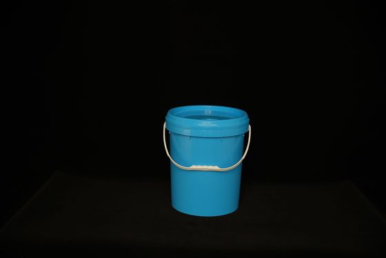 食品 の 生産 や 貯蔵 に 用い られる 蓋 を 備えた 耐久 性 の プラスチック の 桶