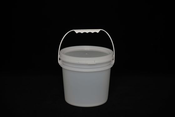 食品 の 生産 や 貯蔵 に 用い られる 蓋 を 備えた 耐久 性 の プラスチック の 桶