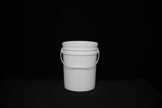 密封蓋付きの滑らかな丸いプラスチックバケツ 軽量デザイン 簡単に清掃
